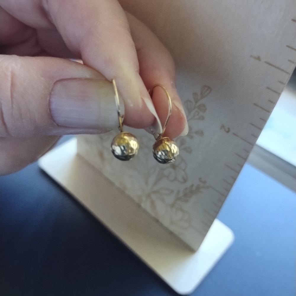 Elegant 14k Yellow Gold Leverback Earrings